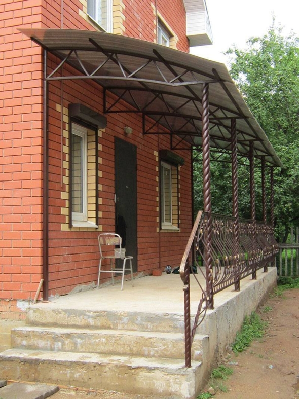 Крыльцо для частного дома с навесом из поликарбоната