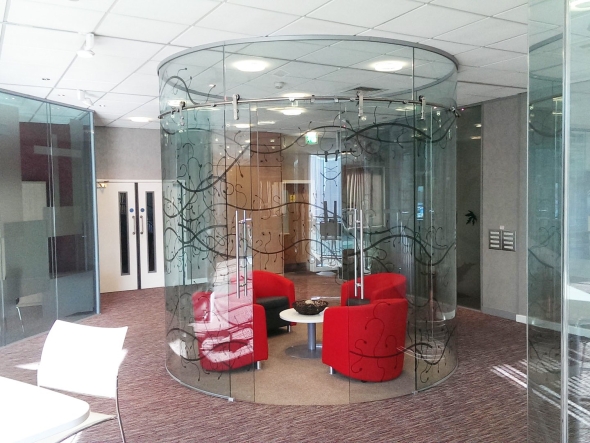 Радиусные цельностеклянные перегородки