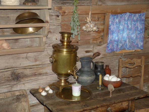 Русская крестьянская изба самовар