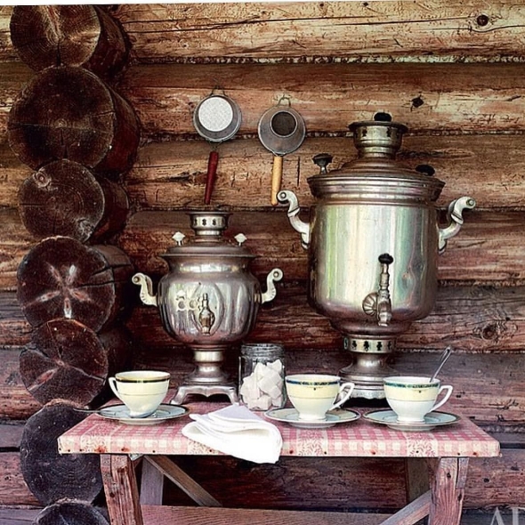 Стол с самоваром