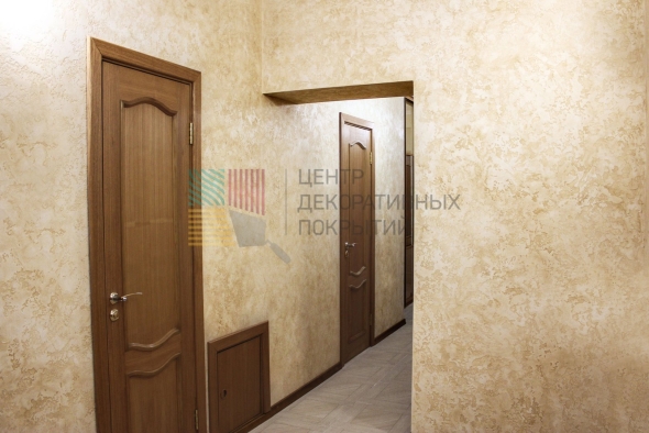 Декоративная штукатурка для внутренней отделки стен в коридоре