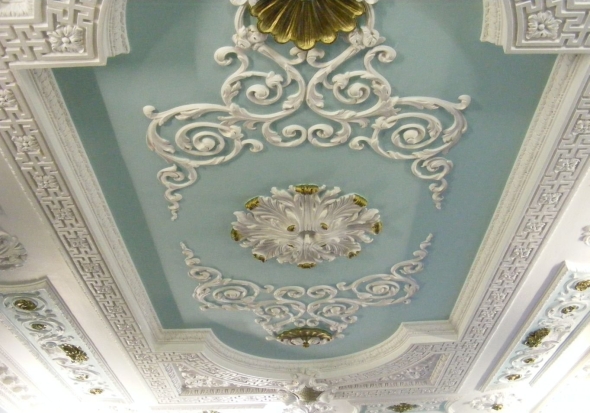 Потолки с лепниной декор