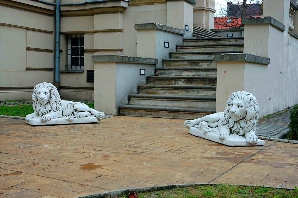 Скульптура льва из бетона