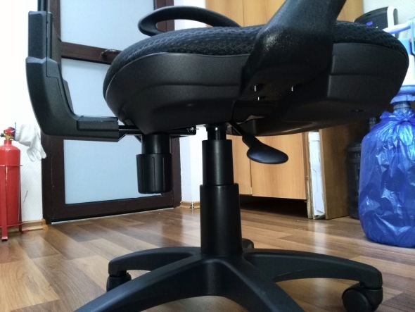 Бюрократ кресло офисное