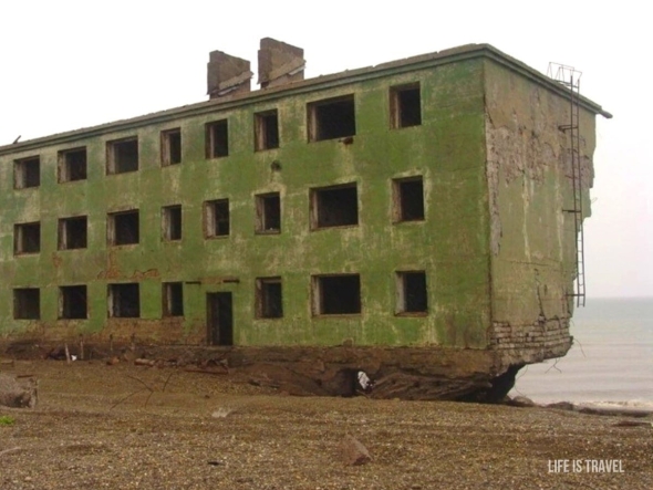 Поселок октябрьский камчатский край разрушенный дом