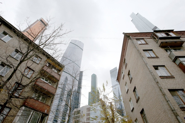 Москва сити и пятиэтажки контраст
