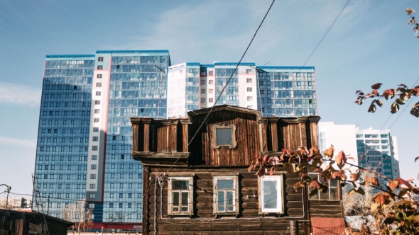 Деревянный дом среди новостроек